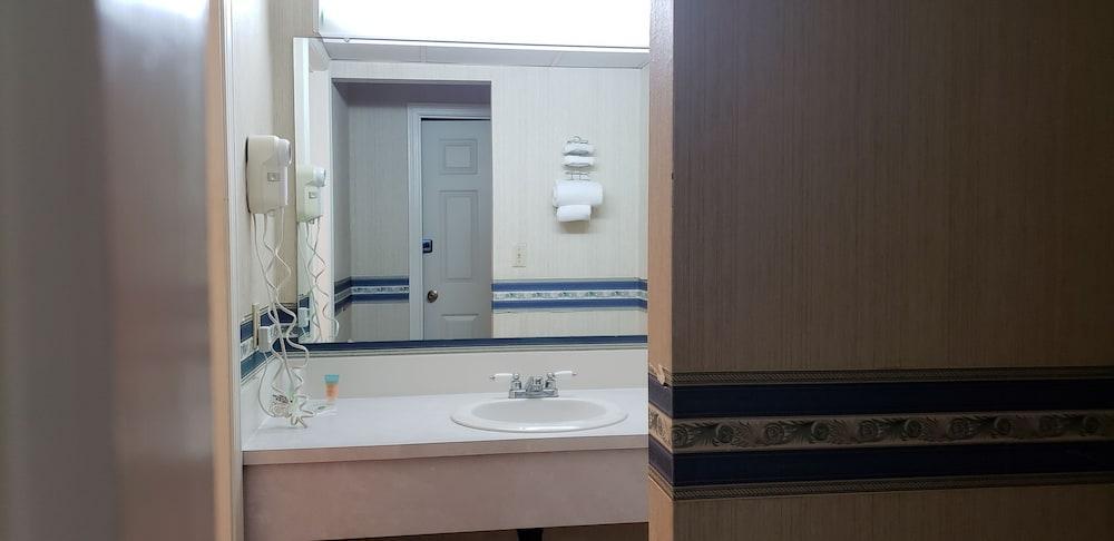 Econo Lodge Inn & Suites Groton Extérieur photo