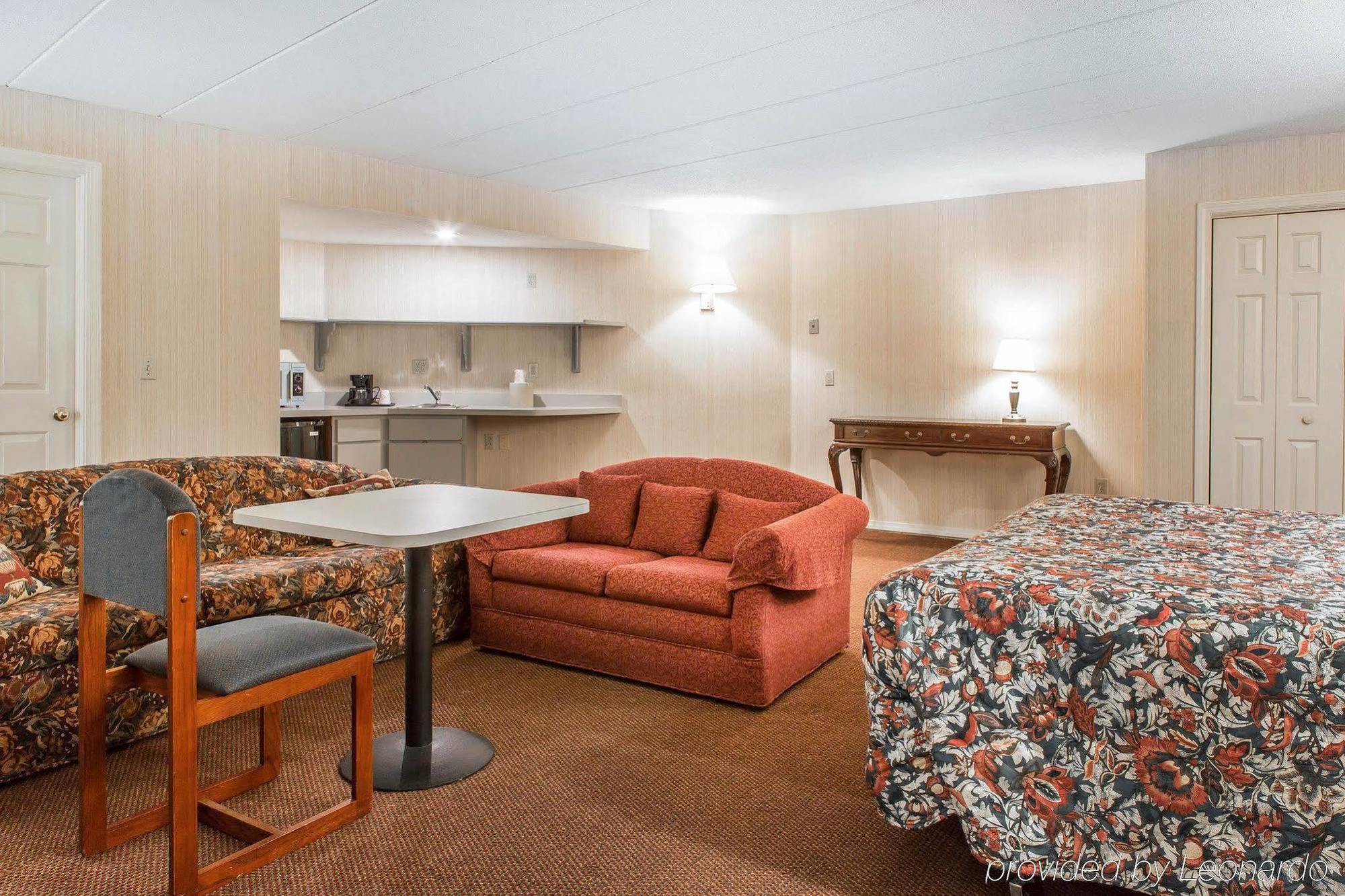 Econo Lodge Inn & Suites Groton Extérieur photo