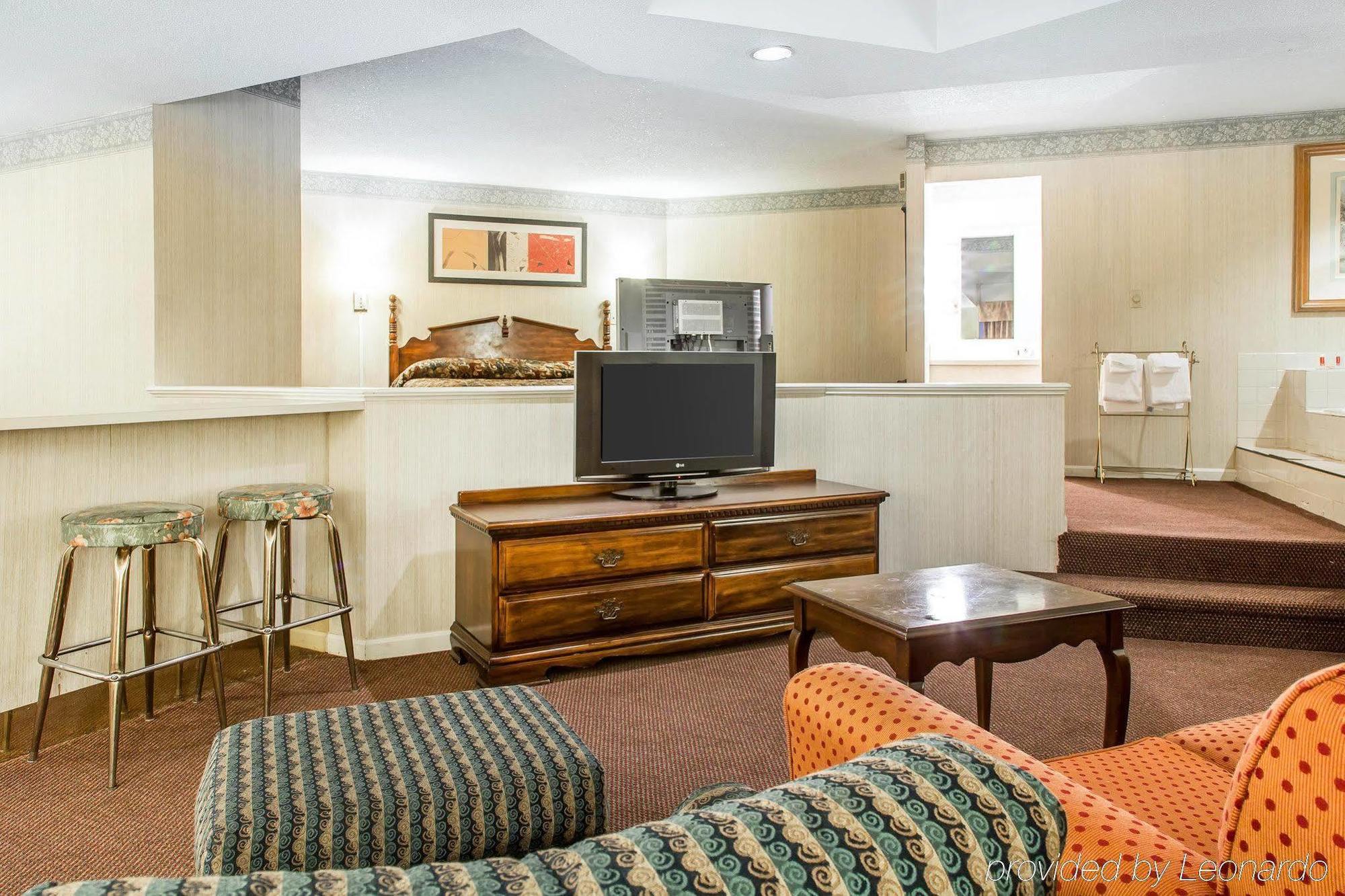 Econo Lodge Inn & Suites Groton Extérieur photo
