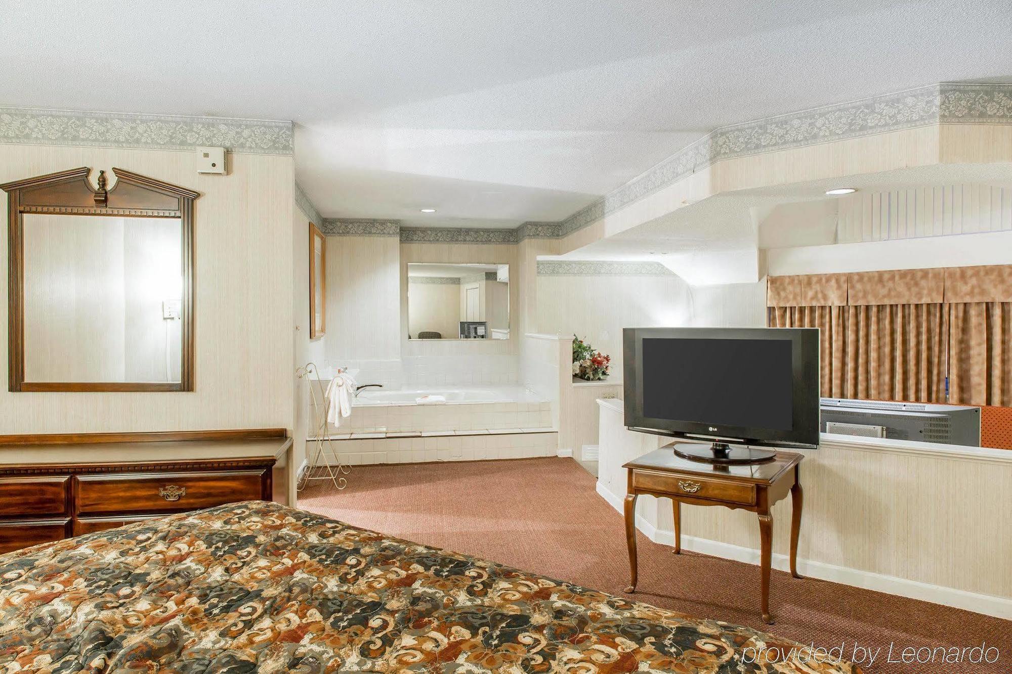 Econo Lodge Inn & Suites Groton Extérieur photo