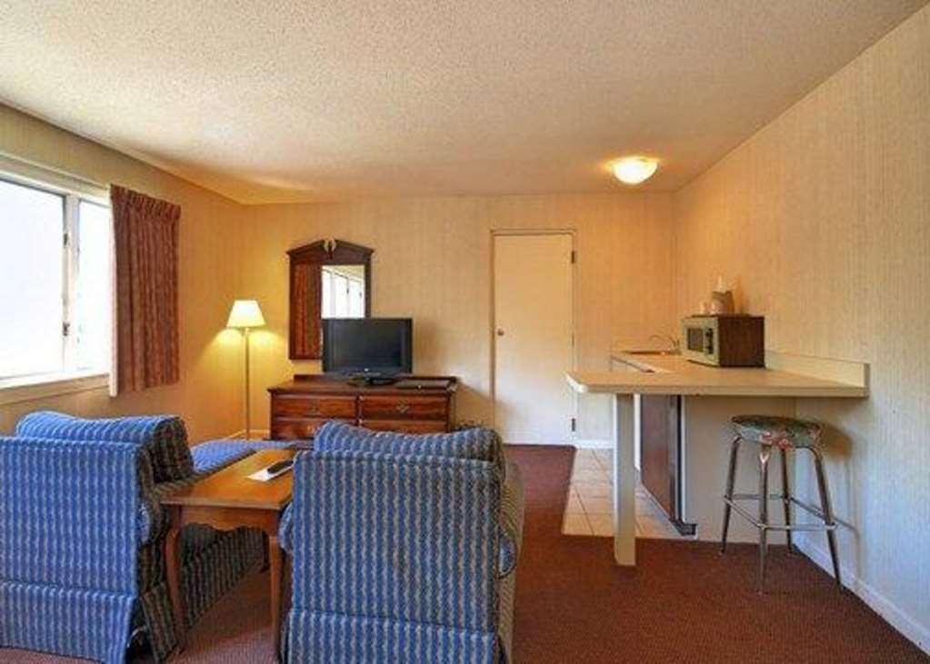 Econo Lodge Inn & Suites Groton Chambre photo