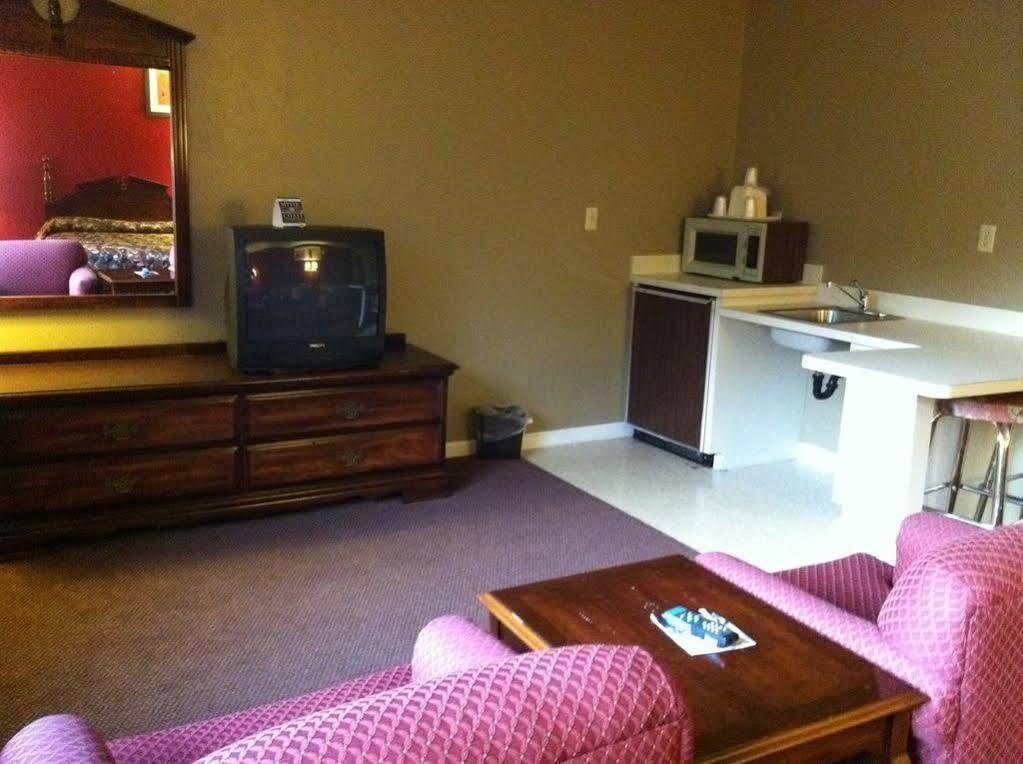 Econo Lodge Inn & Suites Groton Extérieur photo