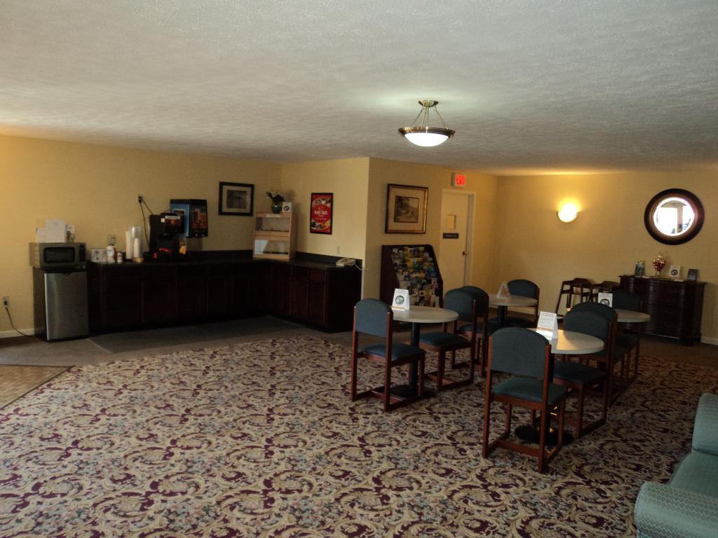 Econo Lodge Inn & Suites Groton Extérieur photo