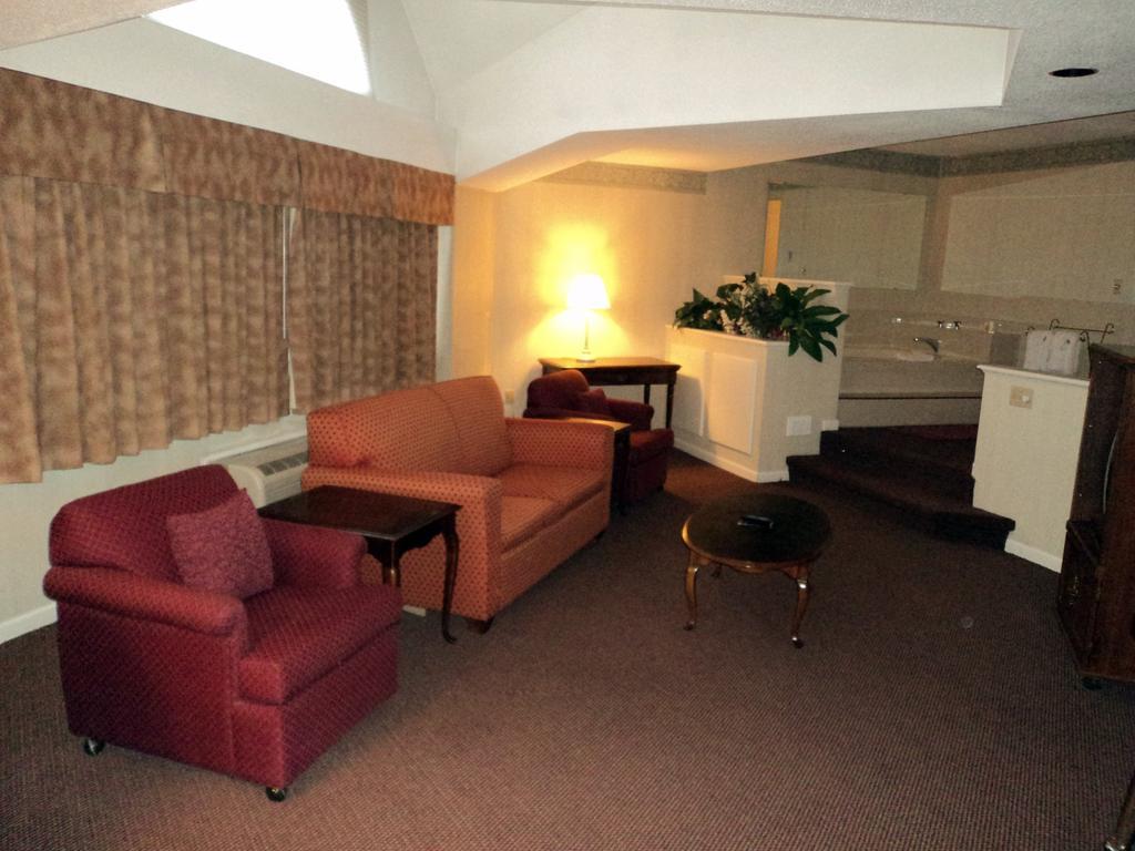 Econo Lodge Inn & Suites Groton Extérieur photo